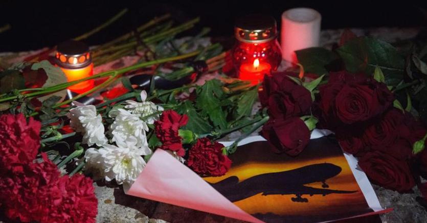 Candele e fiori a Sochi in ricordo delle vittime della tragedia di Natale del Tupolev-154 (Epa)